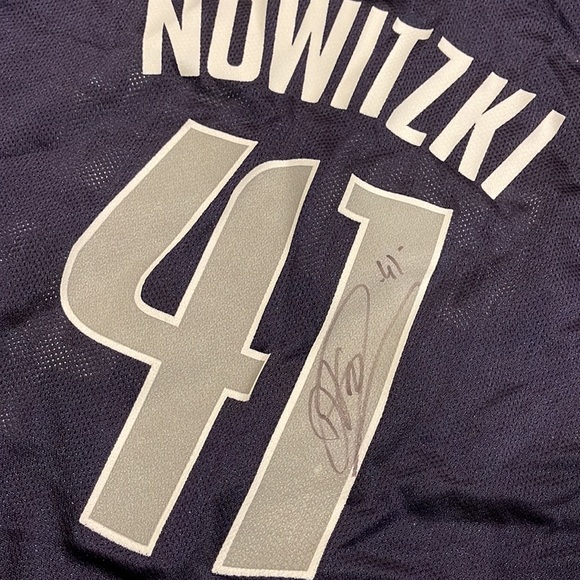 Signed Dirk Nowitzki XXLretro jersey - Picture 4 of 5